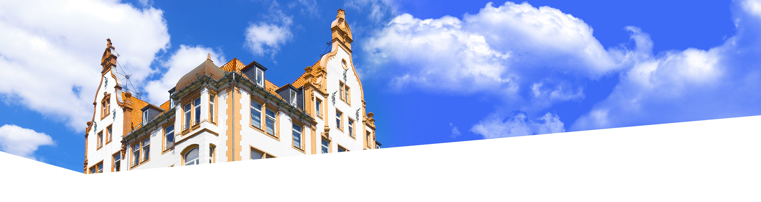Außenansicht des Gebäudes der Dr. Buhmann Schule und Akademie, von unten in den Himmel aufgenommen