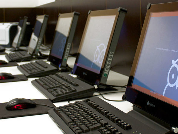 mehrere Computer-Arbeitsplätzen in der Dr. Buhmann Schule & Akademie in Hannover