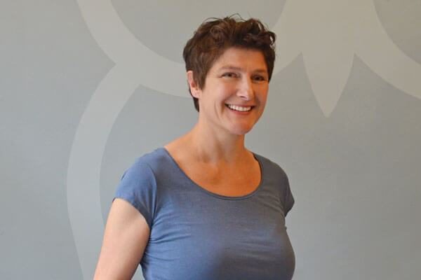 Porträtaufnahme von Ina-Maria Carli, Schulzweigkoordinatorin Gestaltungstechnische Assistenten und Bachelor Design
