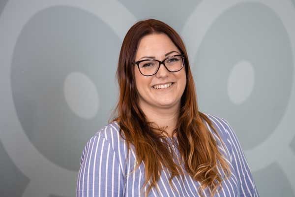Porträtaufnahme von Katharina Rogon, Assistentin der Akademieleitung